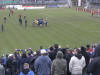 Das Team feiert sich noch auf dem Platz.