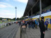 Die Fans vor der frisch gelb gestrichenen Trib�ne