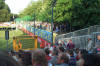 Der gut gef�llte G�steblock mit dem Lok-Banner