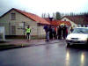 vor dem Eingang zum G�steblock