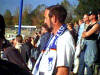 bekannter Fan mit Schal