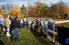 die Sonne blendet ca. 250 VfB-Fans