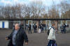 Alt und jung st�rmen ins Stadion