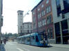 Moderne Niederflur-Tram Linie 4 an der Hst. Hauptbahnhof