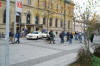 Hundef�hrer treiben Fans vor sich her