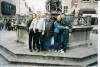 Gruppenbild mit Brunnen