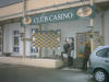 Interessierte Besucher am Casinoeingang