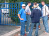Eine Stunde vor dem Spiel am Eingang zum G�steblock