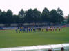 Die Teams begr��en die Zuschauer