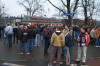Hallenser Fans vor dem Haupteingang