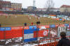 Blick zum G�steblock, vorn am Trib�nenzaun unsere Loco-Fahne