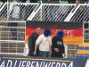 Die Security f�hrt zwei der treuesten Fans ab