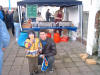 Bratwurststand mit interessierten Besuchern