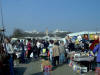 Wochenmarkt vor impossanter Stadionkulisse